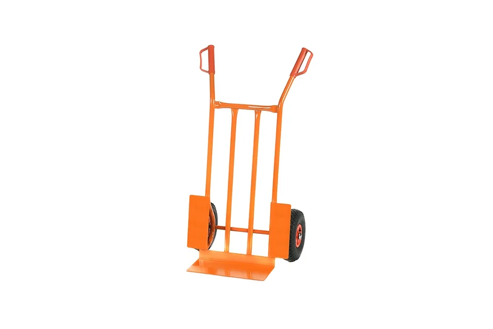 Eine orangefarbene Sackkarre mit zwei Rädern vor einem weißen Hintergrund.